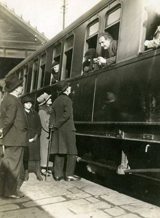 Einstein on a train to illustrate a concept related to Elon Musk as a polymath who uses mental rotation and visualization