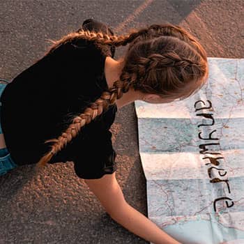 Image of a woman with a map to illustration a concept related to Cognitive Maps and remembering directions