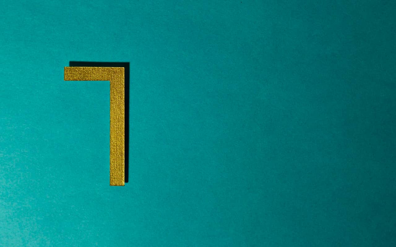 number 7 on a green background